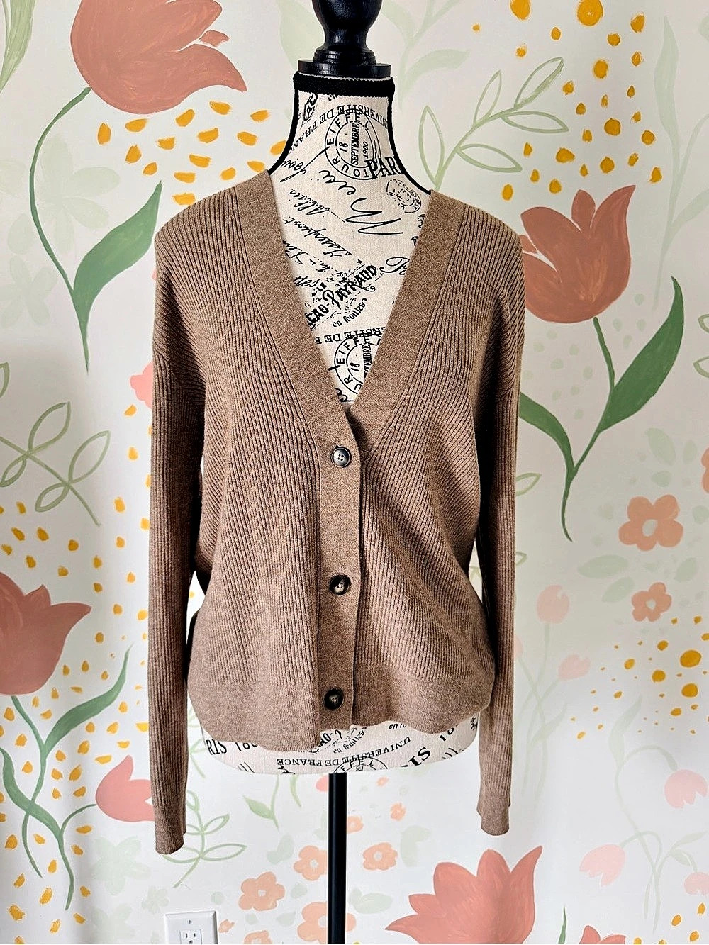 Uniqlo Women’s Ribbed V-Neck Cardigan Brown Size M